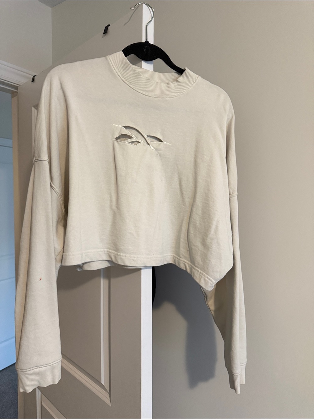 10 for $20💥 Reebok Cream Cropped Sweatshirt with Cutout Logo
